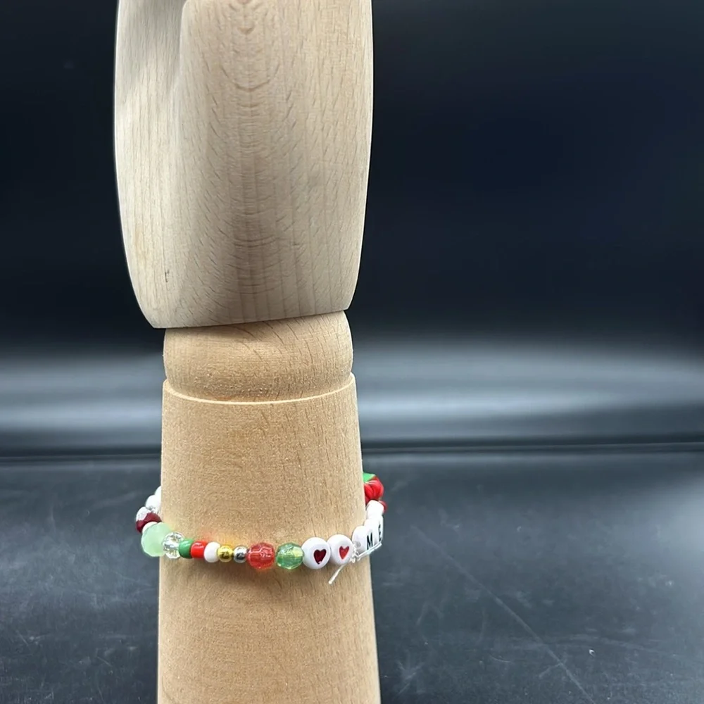 Merry Christmas bracelet with present charm and green, red and white beads - Picture 2 of 2